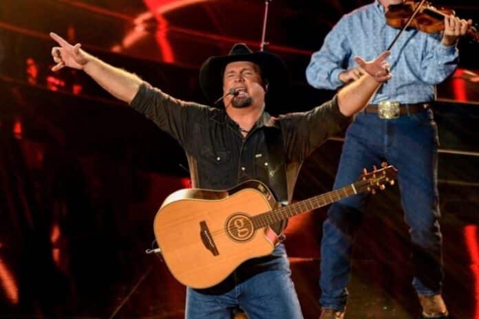 Garth-Brooks-Performing