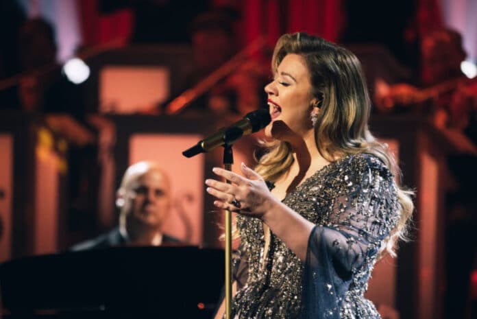 kelly-clarkson-e1645831219944