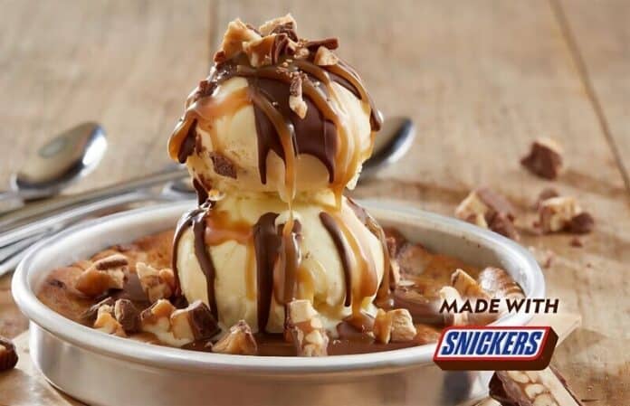 SNICKERS® Pizookie