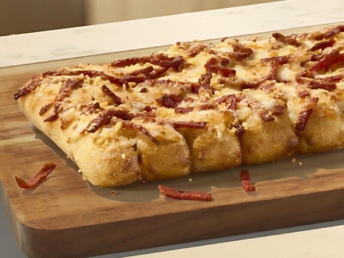 This tasty side features crispy shredded pepperoni layered underneath three fresh cheeses, and finished with garlic sauce and Marco’s signature Romesan seasoning.
