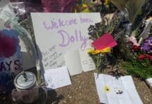 Photos: Fans Pay Tribute to Dolly Parton